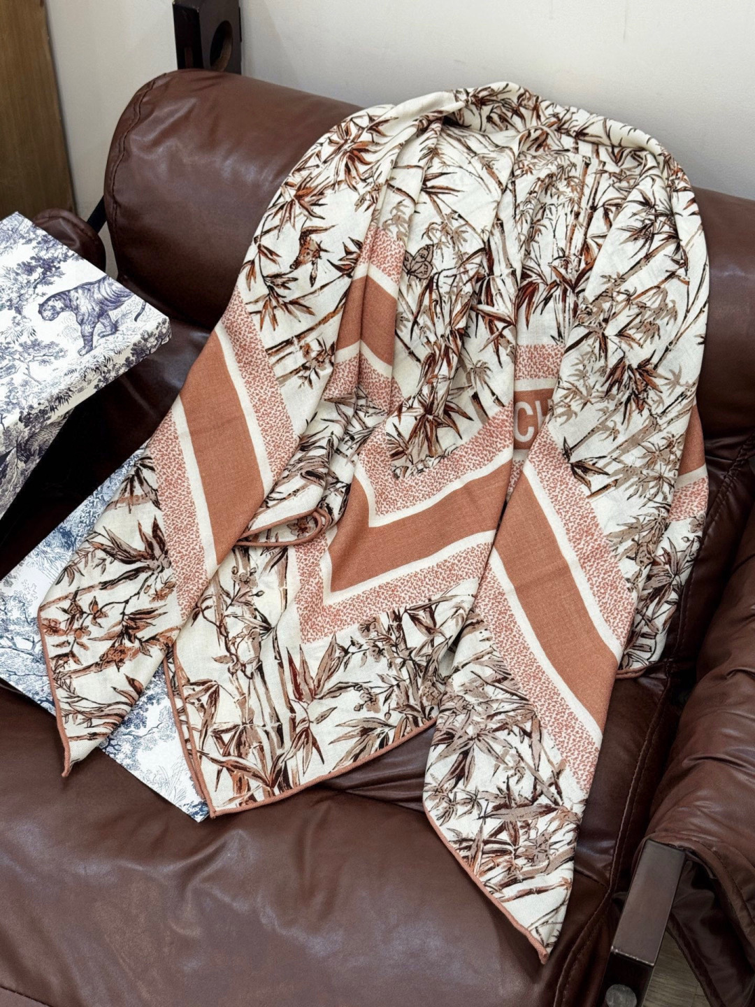 Dior 140丝绒双面同色印花披肩140 厘米丝绒面料多色 Millefiori 图案这款披肩饰以多色