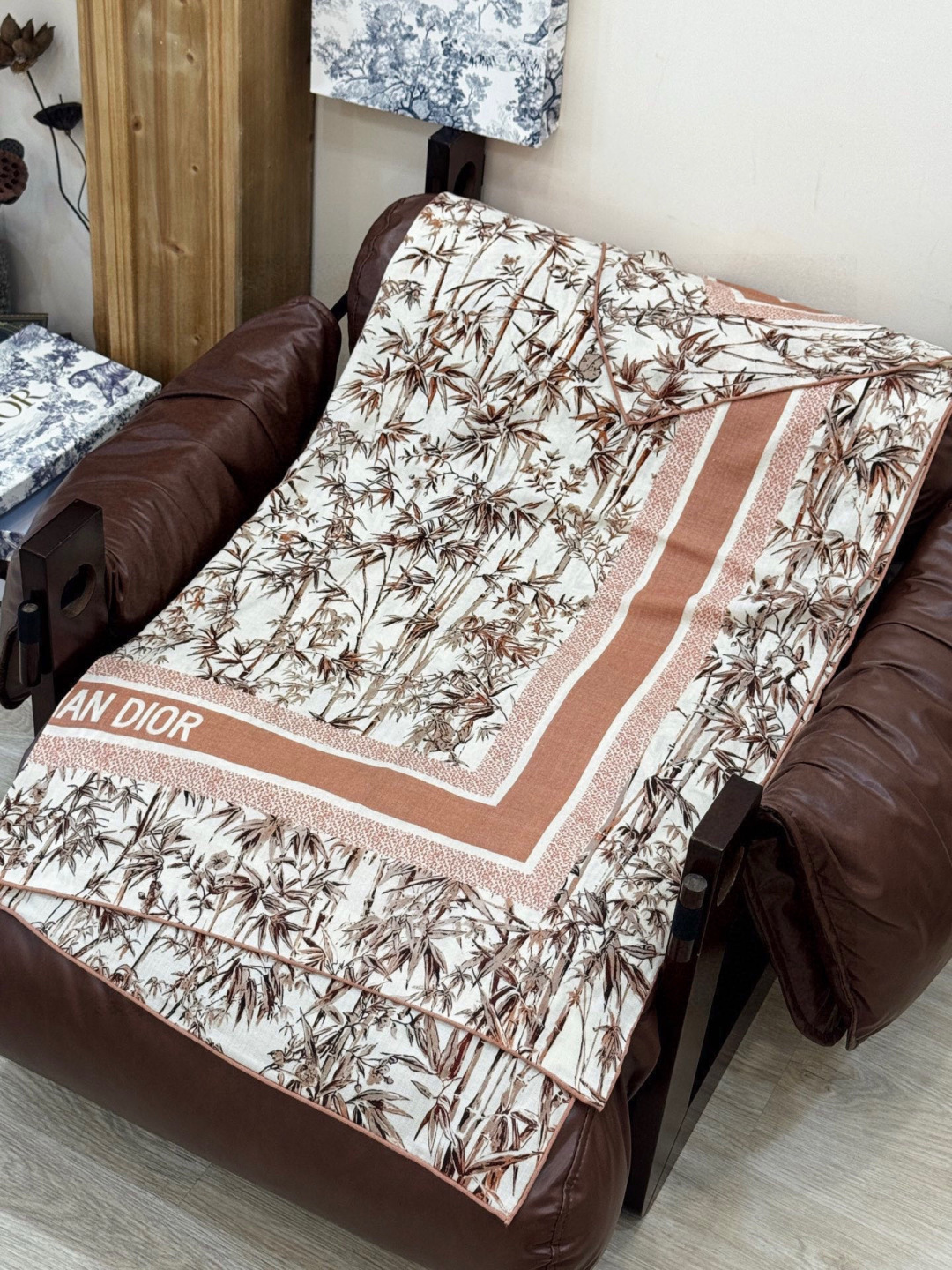 Dior 140丝绒双面同色印花披肩140 厘米丝绒面料多色 Millefiori 图案这款披肩饰以多色