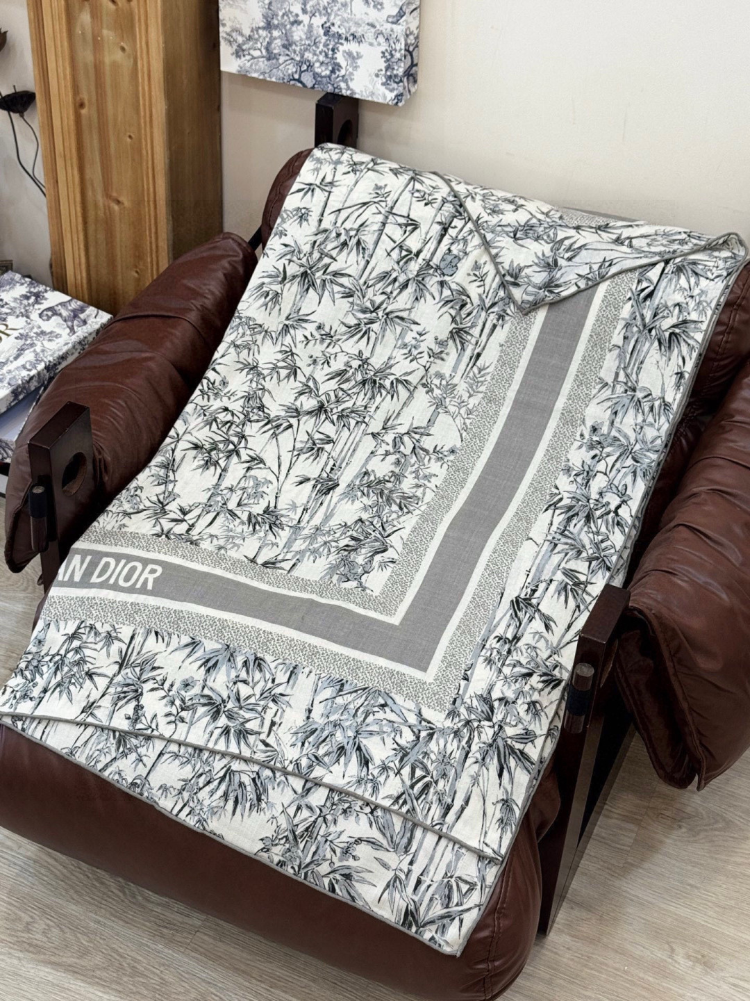 Dior 140丝绒双面同色印花披肩140 厘米丝绒面料多色 Millefiori 图案这款披肩饰以多色