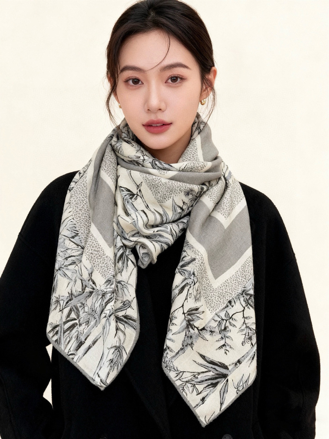 Dior 140丝绒双面同色印花披肩140 厘米丝绒面料多色 Millefiori 图案这款披肩饰以多色