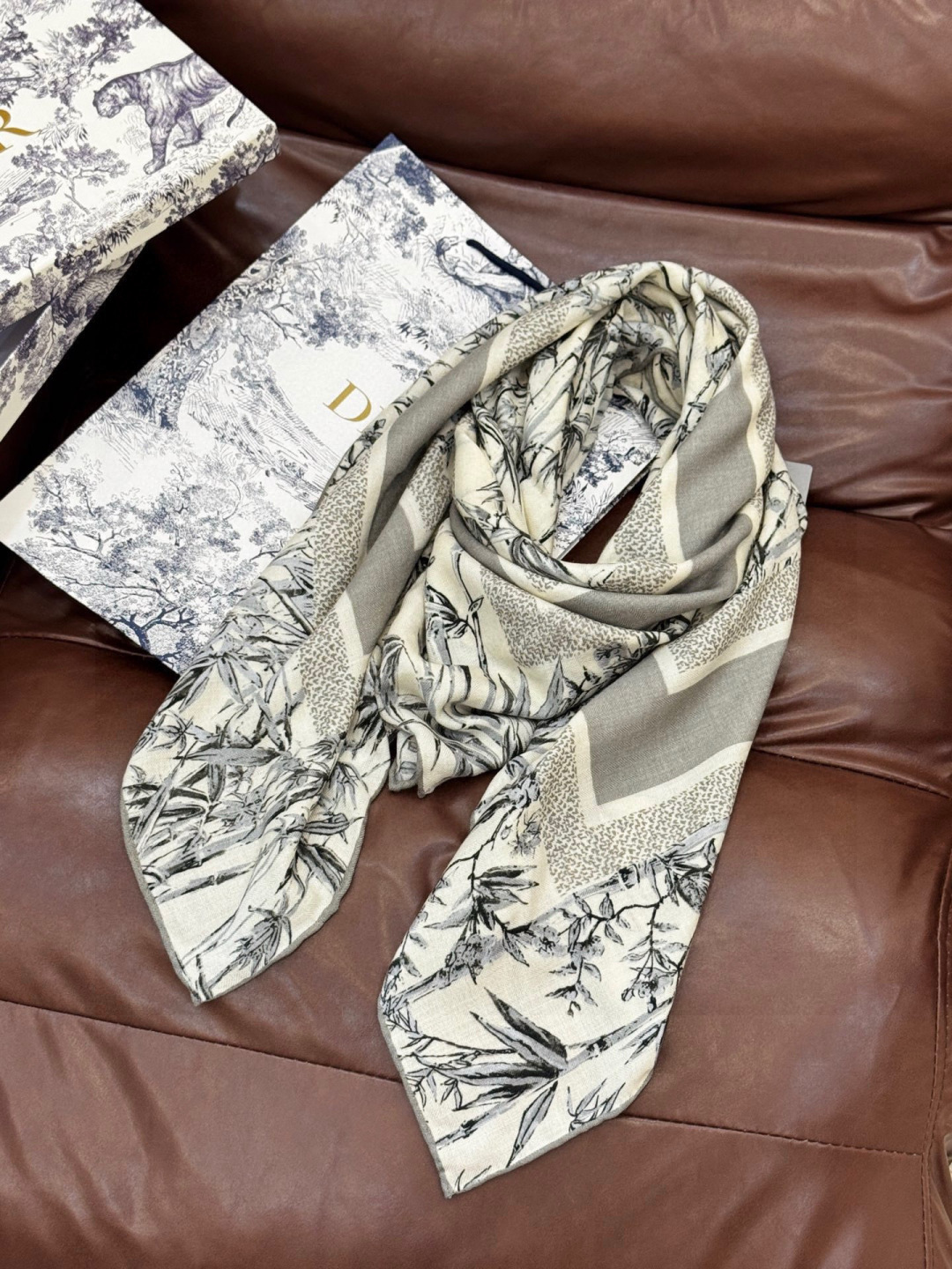 Dior 140丝绒双面同色印花披肩140 厘米丝绒面料多色 Millefiori 图案这款披肩饰以多色