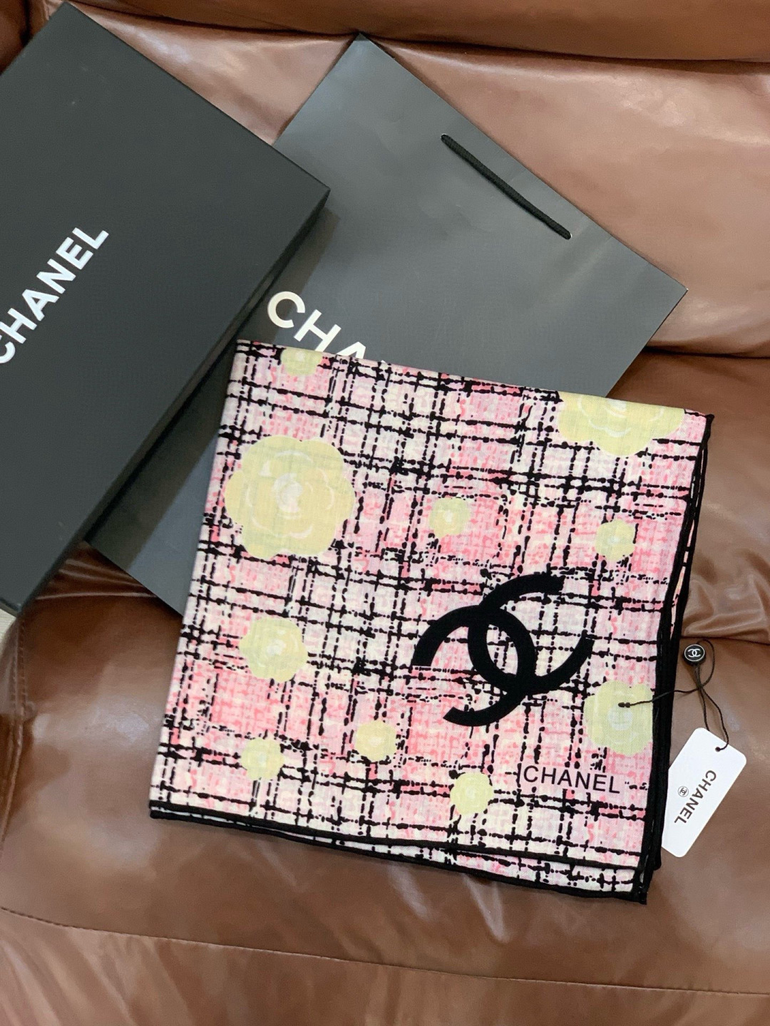 Chanel ~25秋冬新品～“花呢纹理与山茶花”【140双面丝绒披肩】手工卷边丝绒方巾（30%桑蚕丝7