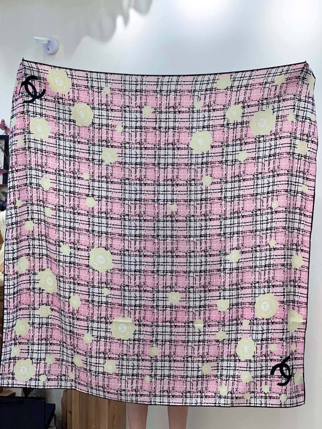 Chanel ~25秋冬新品～“花呢纹理与山茶花”【140双面丝绒披肩】手工卷边丝绒方巾（30%桑蚕丝7