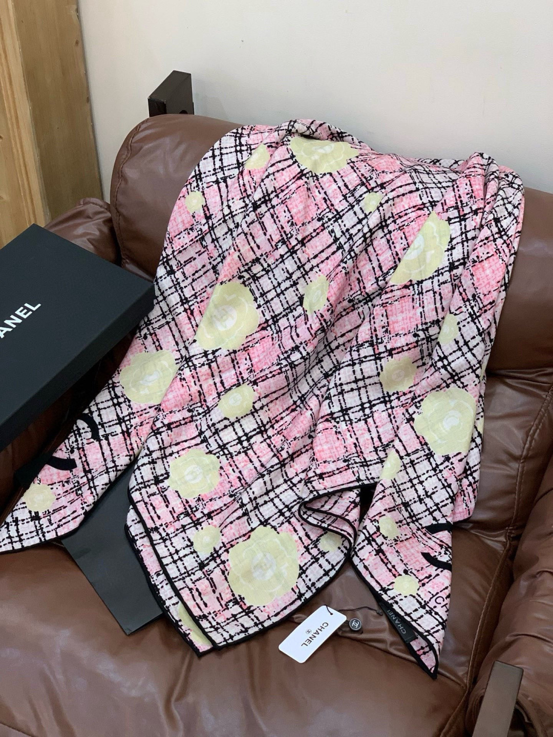 Chanel ~25秋冬新品～“花呢纹理与山茶花”【140双面丝绒披肩】手工卷边丝绒方巾（30%桑蚕丝7