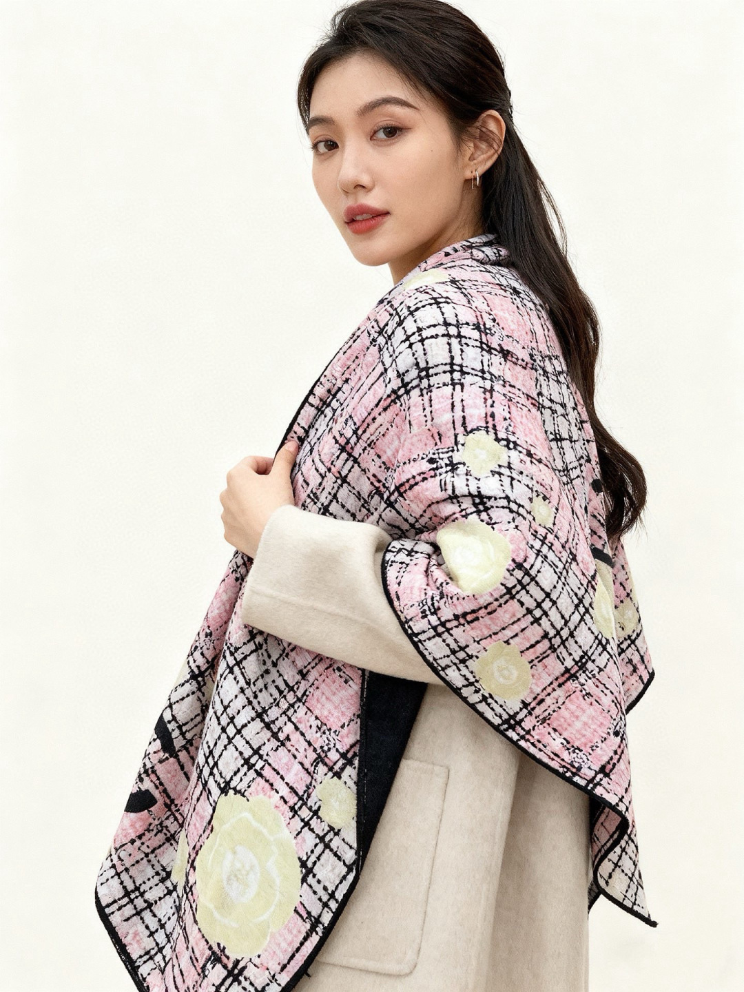 Chanel ~25秋冬新品～“花呢纹理与山茶花”【140双面丝绒披肩】手工卷边丝绒方巾（30%桑蚕丝7