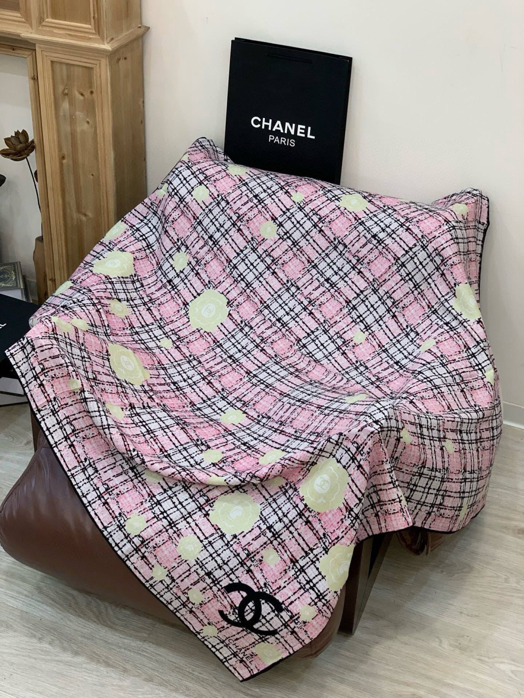 Chanel ~25秋冬新品～“花呢纹理与山茶花”【140双面丝绒披肩】手工卷边丝绒方巾（30%桑蚕丝7