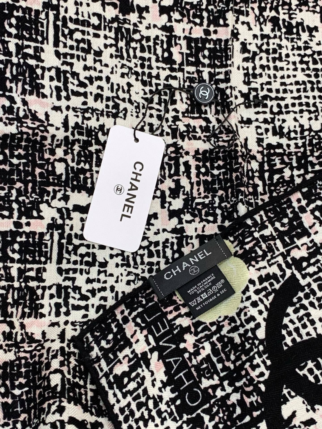 Chanel ~25秋冬新品～“花呢纹理与山茶花”【140双面丝绒披肩】手工卷边丝绒方巾（30%桑蚕丝7