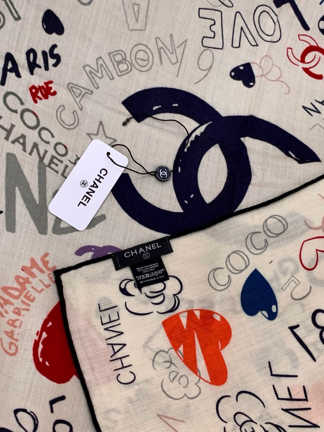 2025秋冬高级成衣系列～Chanel 【140双面同色丝绒披肩】此系列谱写一曲自由轻灵的赞歌本系列作品