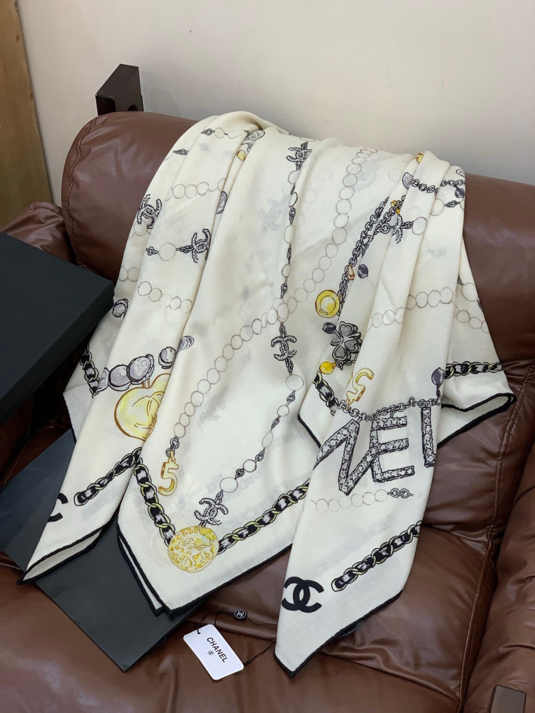 Chanel ~25秋冬新品～“珠光宝气”【140双面丝绒披肩】手工卷边丝绒方巾（30%桑蚕丝70%羊绒