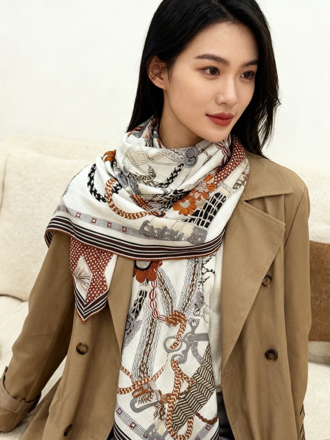 “编织鞍带”140方巾～Hermes 手工卷边丝绒方巾（30%桑蚕丝70%羊绒）这款爱马仕的经典单品展现