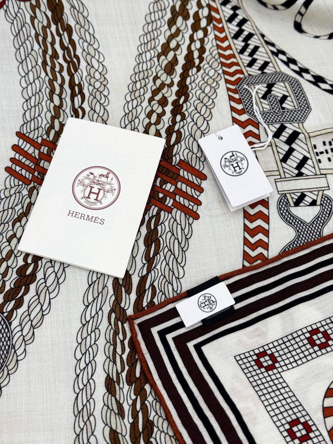 “编织鞍带”140方巾～Hermes 手工卷边丝绒方巾（30%桑蚕丝70%羊绒）这款爱马仕的经典单品展现