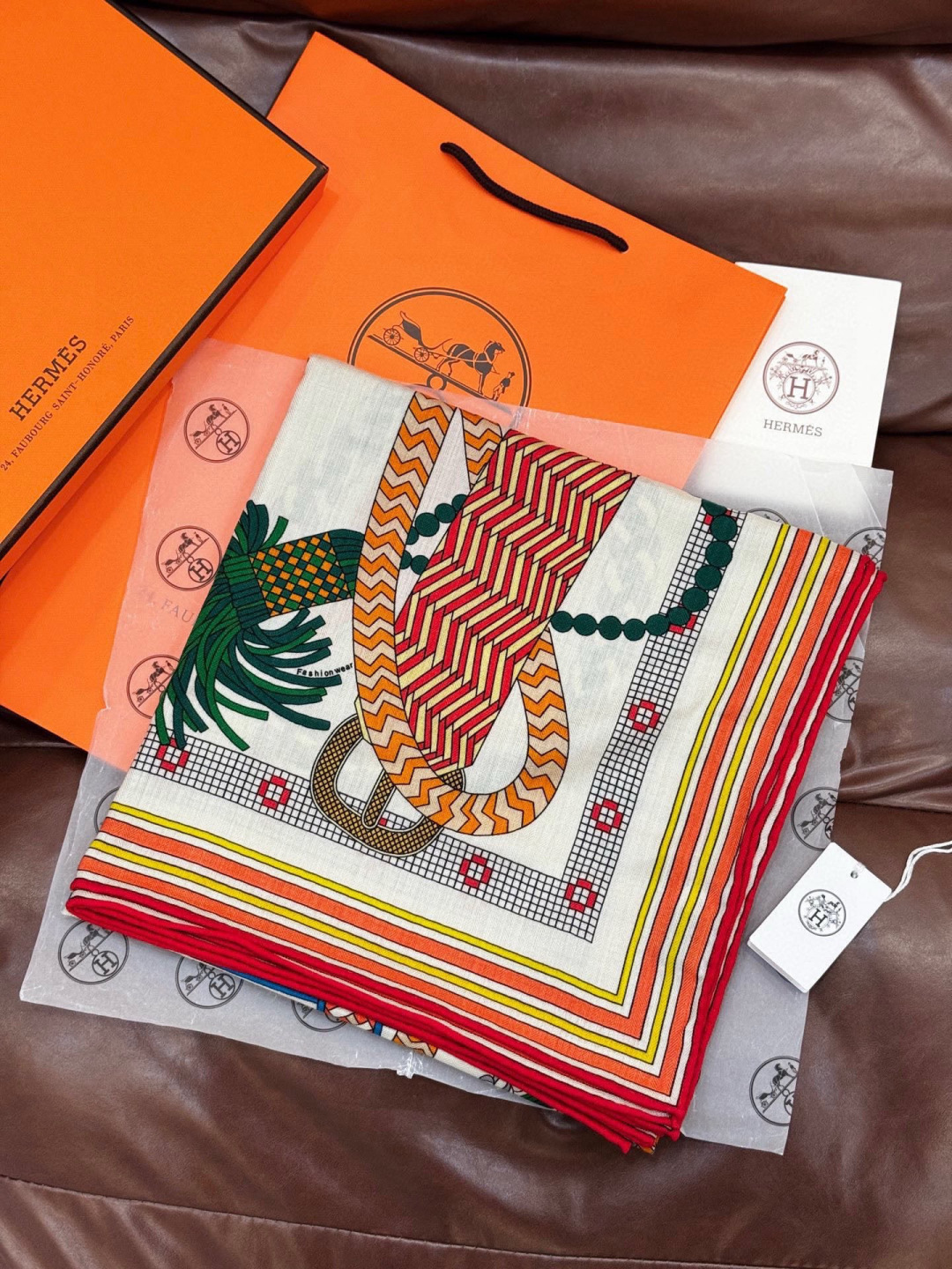 “编织鞍带”140方巾～Hermes 手工卷边丝绒方巾（30%桑蚕丝70%羊绒）这款爱马仕的经典单品展现