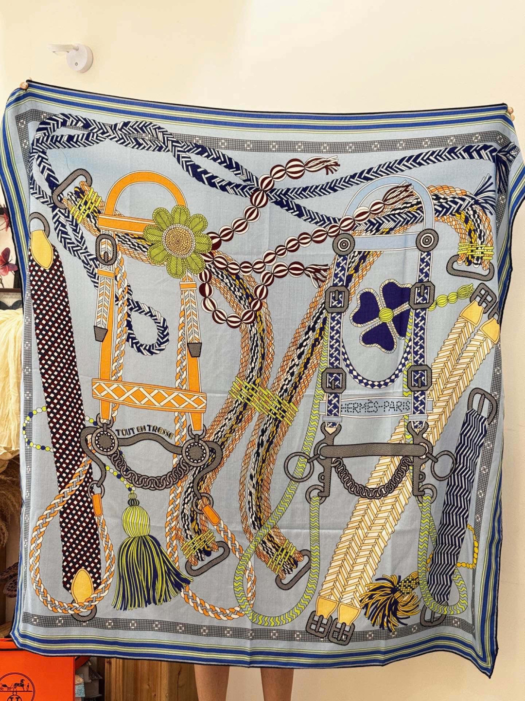 “编织鞍带”140方巾～Hermes 手工卷边丝绒方巾（30%桑蚕丝70%羊绒）这款爱马仕的经典单品展现