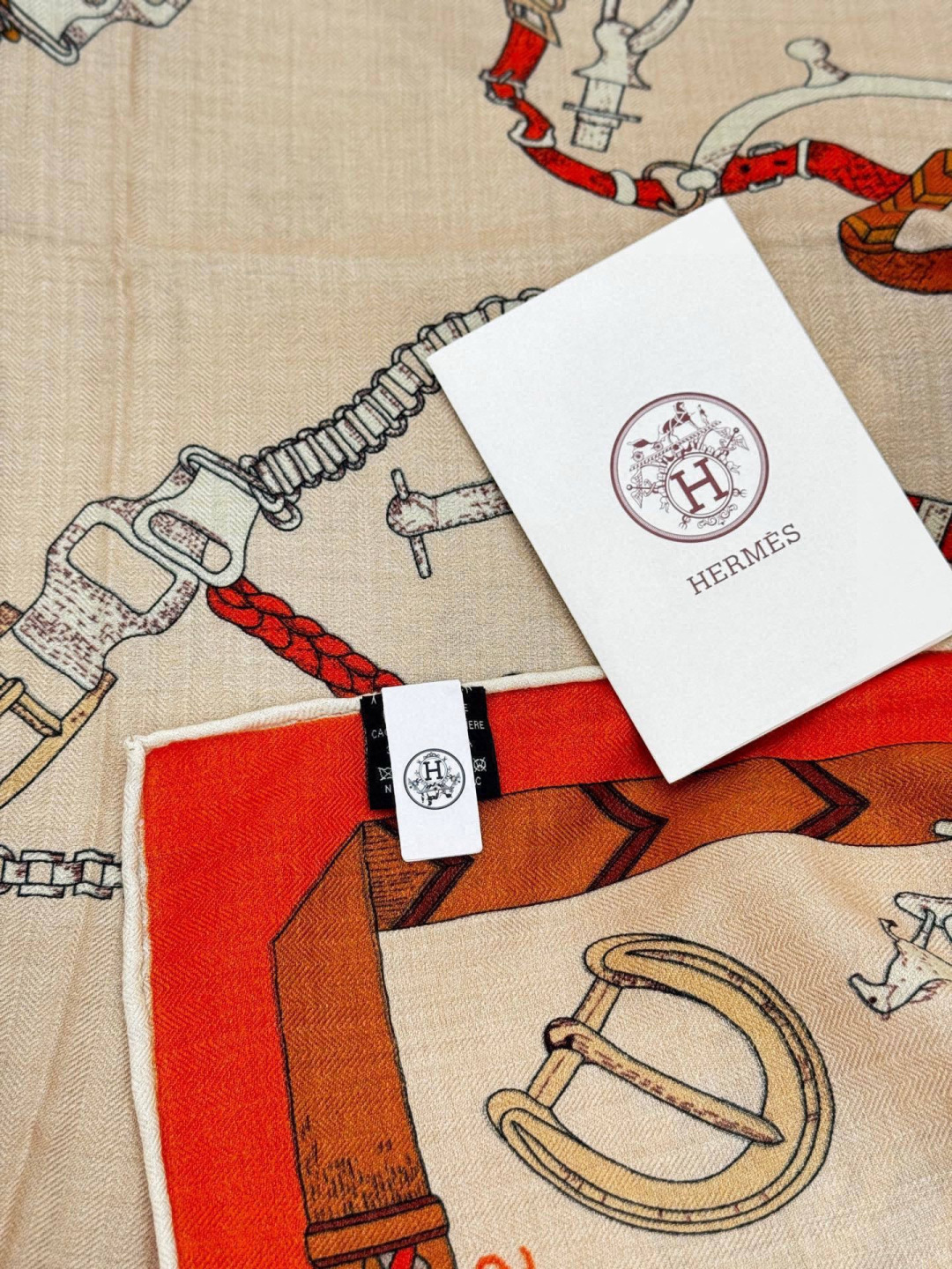 羊绒新款🆕👏👏买了都说好看‼️推荐💕爱马仕双面同色羊绒方巾【跃动的马儿双面同色140】，顶级工艺超值‼️