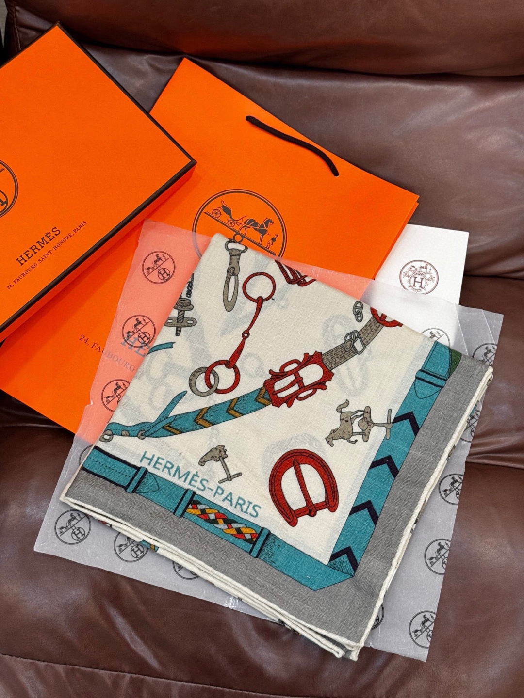 羊绒新款🆕👏👏买了都说好看‼️推荐💕爱马仕双面同色羊绒方巾【跃动的马儿双面同色140】，顶级工艺超值‼️