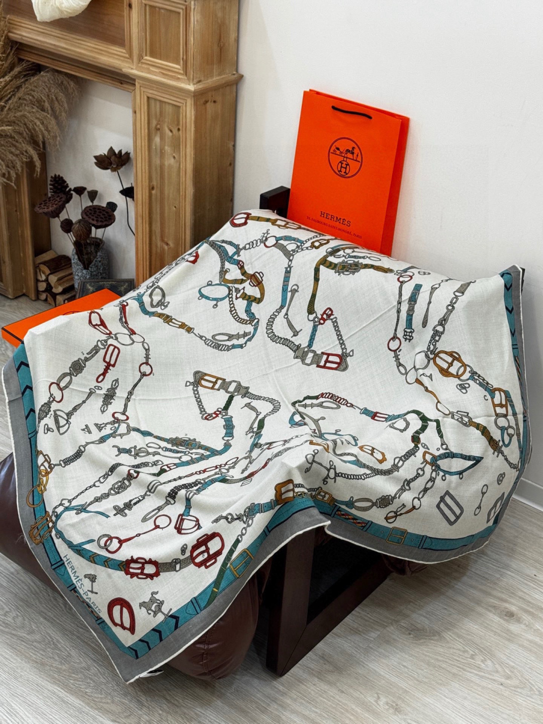 羊绒新款🆕👏👏买了都说好看‼️推荐💕爱马仕双面同色羊绒方巾【跃动的马儿双面同色140】，顶级工艺超值‼️