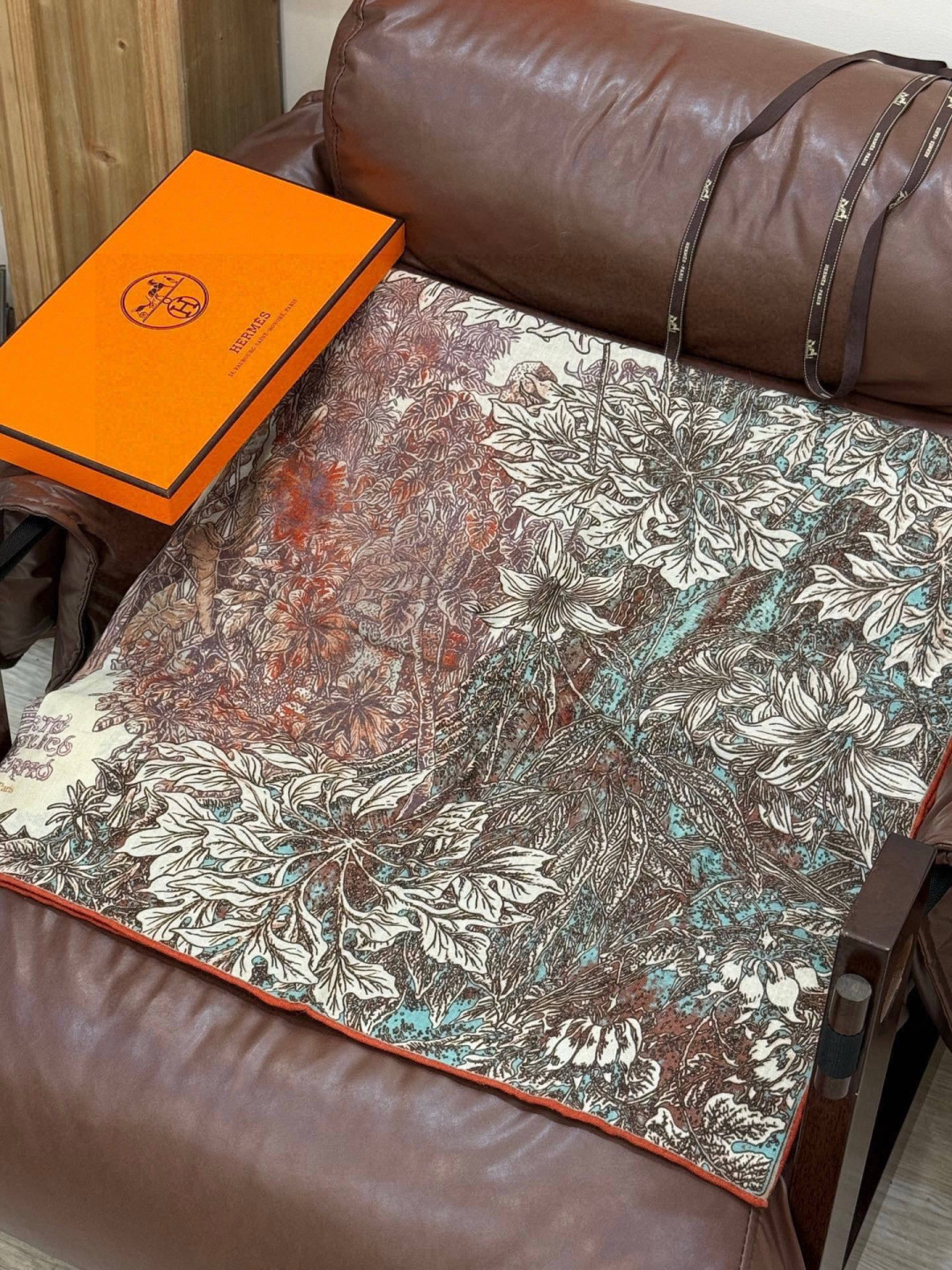 💟2025年秋冬抢先 上新💞【双面同色丝绒方巾】手工卷边山羊绒和真丝混纺披肩（70%山羊绒，30%桑蚕丝