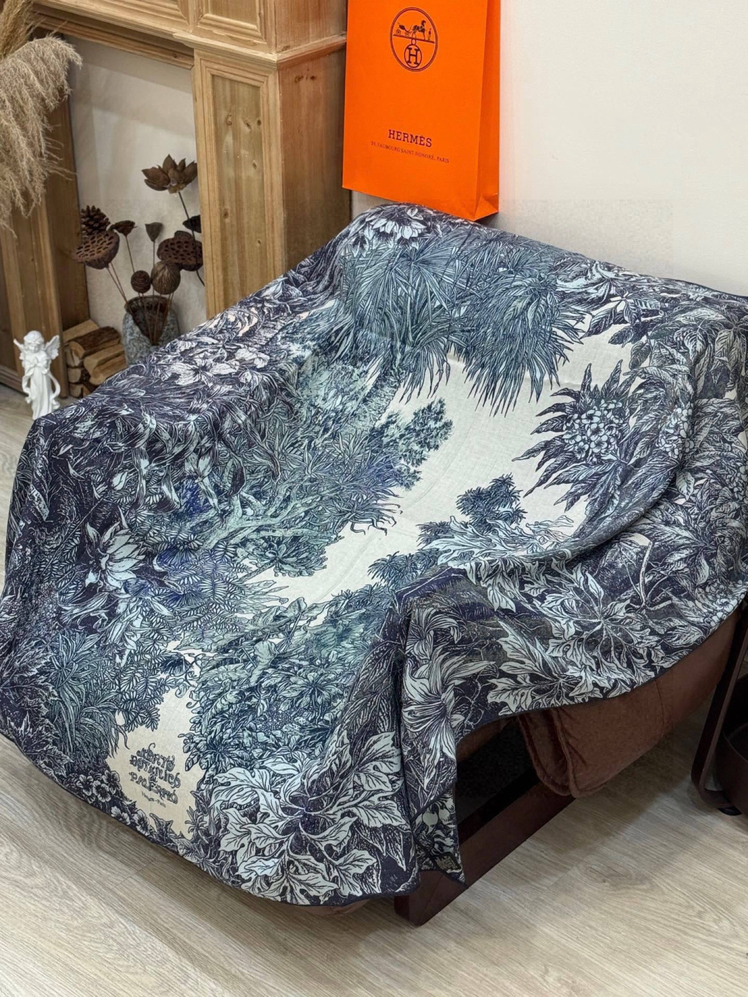 💟2025年秋冬抢先 上新💞【双面同色丝绒方巾】手工卷边山羊绒和真丝混纺披肩（70%山羊绒，30%桑蚕丝