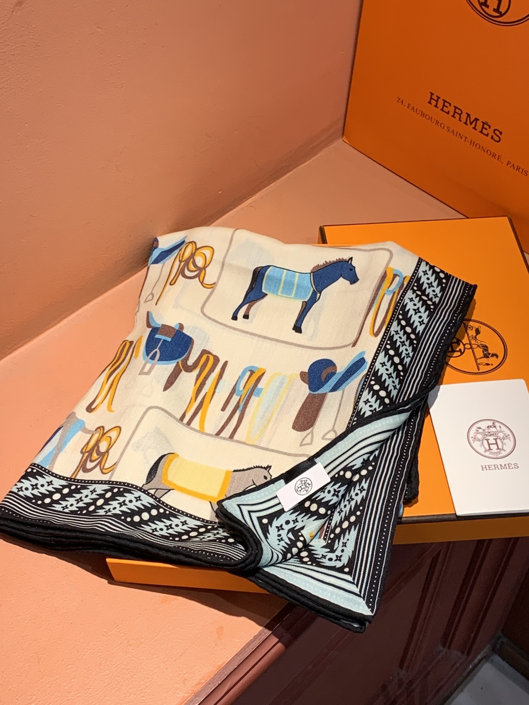 ✨✨【双面同色 丝毛款】H家羊绒新款 买了都说好看‼️推荐💕【骏马披挂 140】羊绒方巾‼️H家ZG爆款