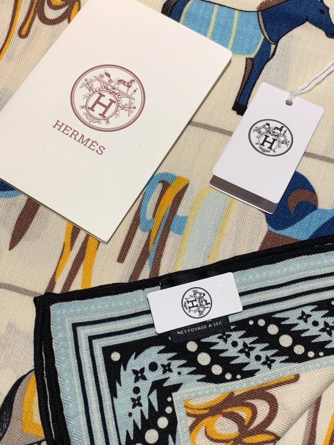 ✨✨【双面同色 丝毛款】H家羊绒新款 买了都说好看‼️推荐💕【骏马披挂 140】羊绒方巾‼️H家ZG爆款