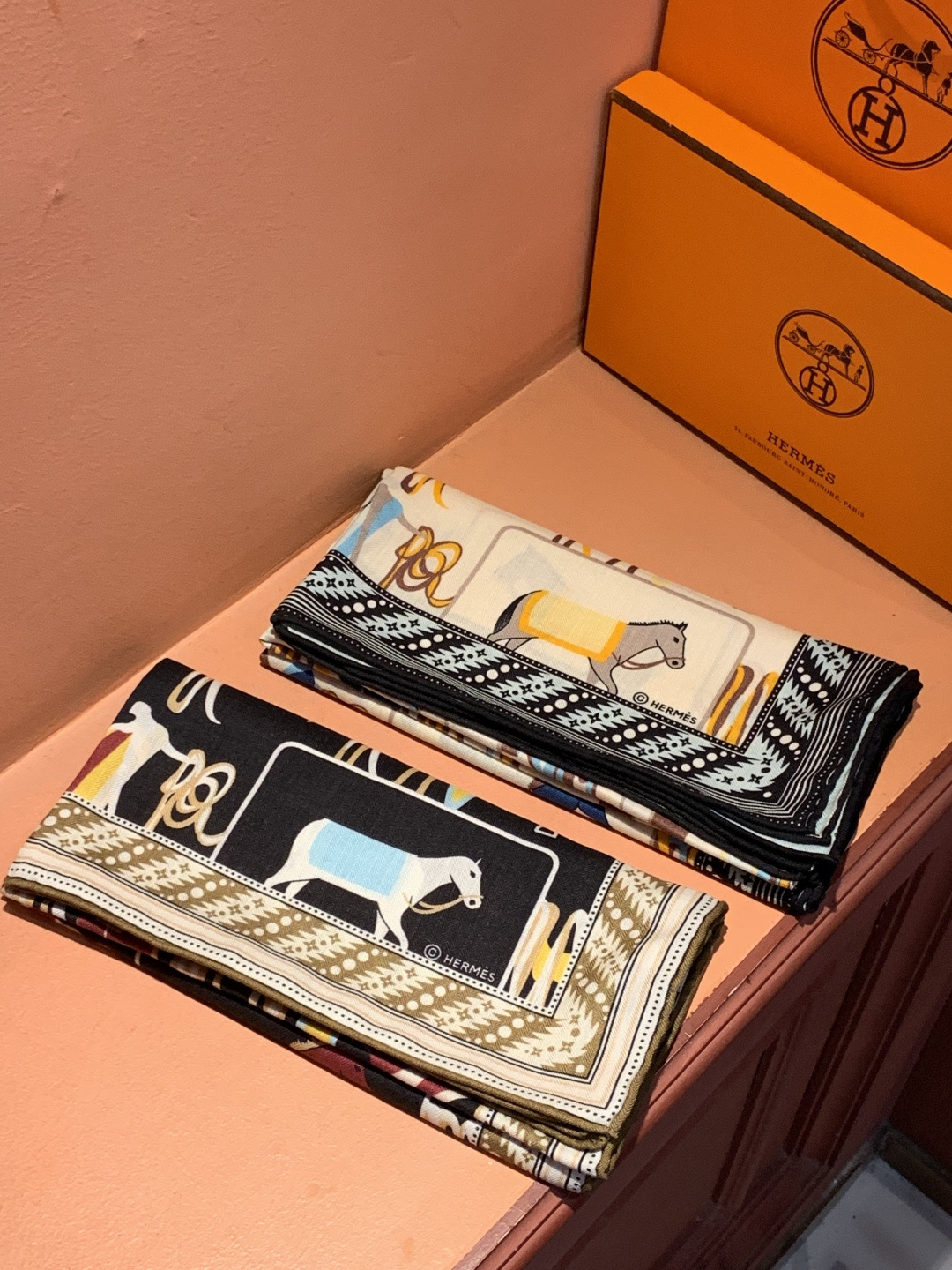 ✨✨【双面同色 丝毛款】H家羊绒新款 买了都说好看‼️推荐💕【骏马披挂 140】羊绒方巾‼️H家ZG爆款