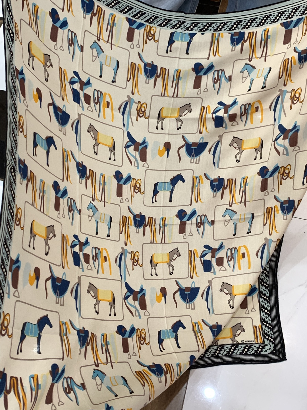 ✨✨【双面同色 丝毛款】H家羊绒新款 买了都说好看‼️推荐💕【骏马披挂 140】羊绒方巾‼️H家ZG爆款