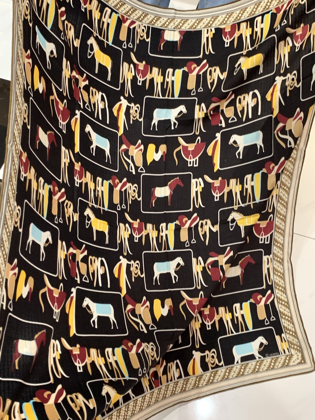 ✨✨【双面同色 丝毛款】H家羊绒新款 买了都说好看‼️推荐💕【骏马披挂 140】羊绒方巾‼️H家ZG爆款