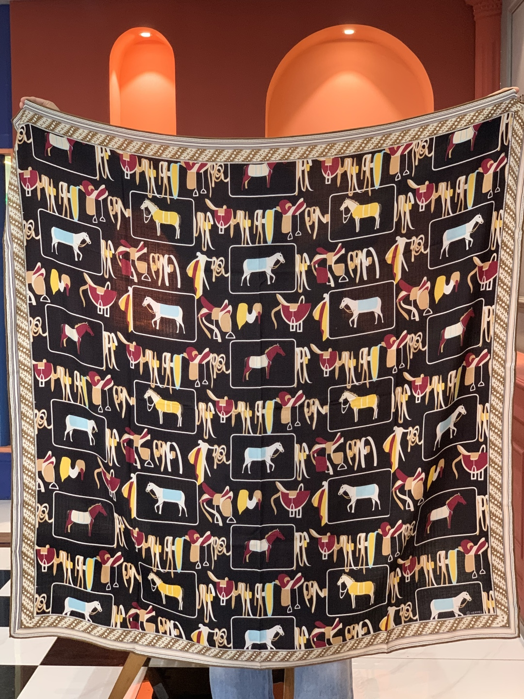 ✨✨【双面同色 丝毛款】H家羊绒新款 买了都说好看‼️推荐💕【骏马披挂 140】羊绒方巾‼️H家ZG爆款