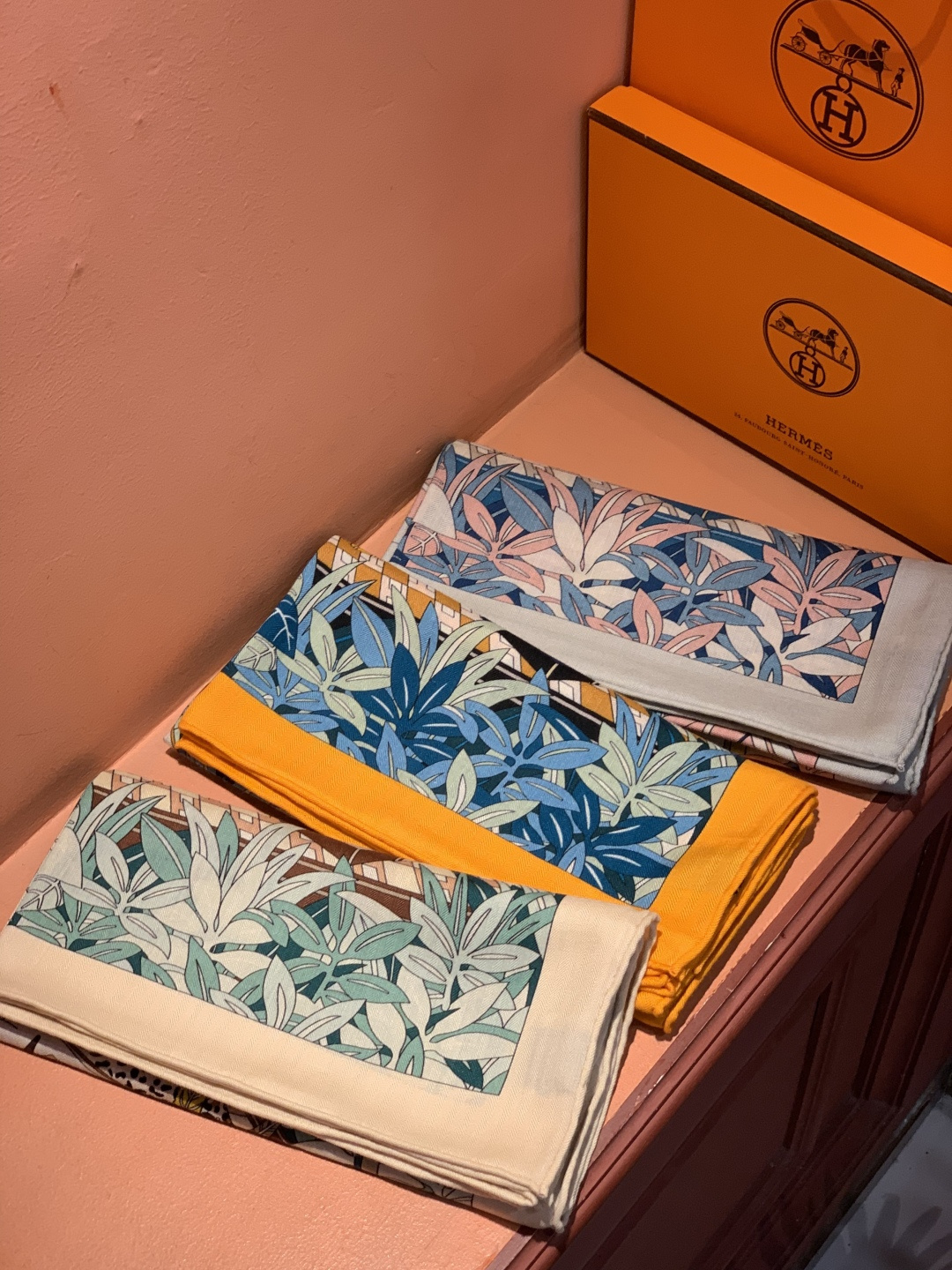 爱马仕新款双面同色 品名：十二花豹 面料：丝羊绒尺寸：140*140十二只花豹享受惬意休憩的时光。它们慵