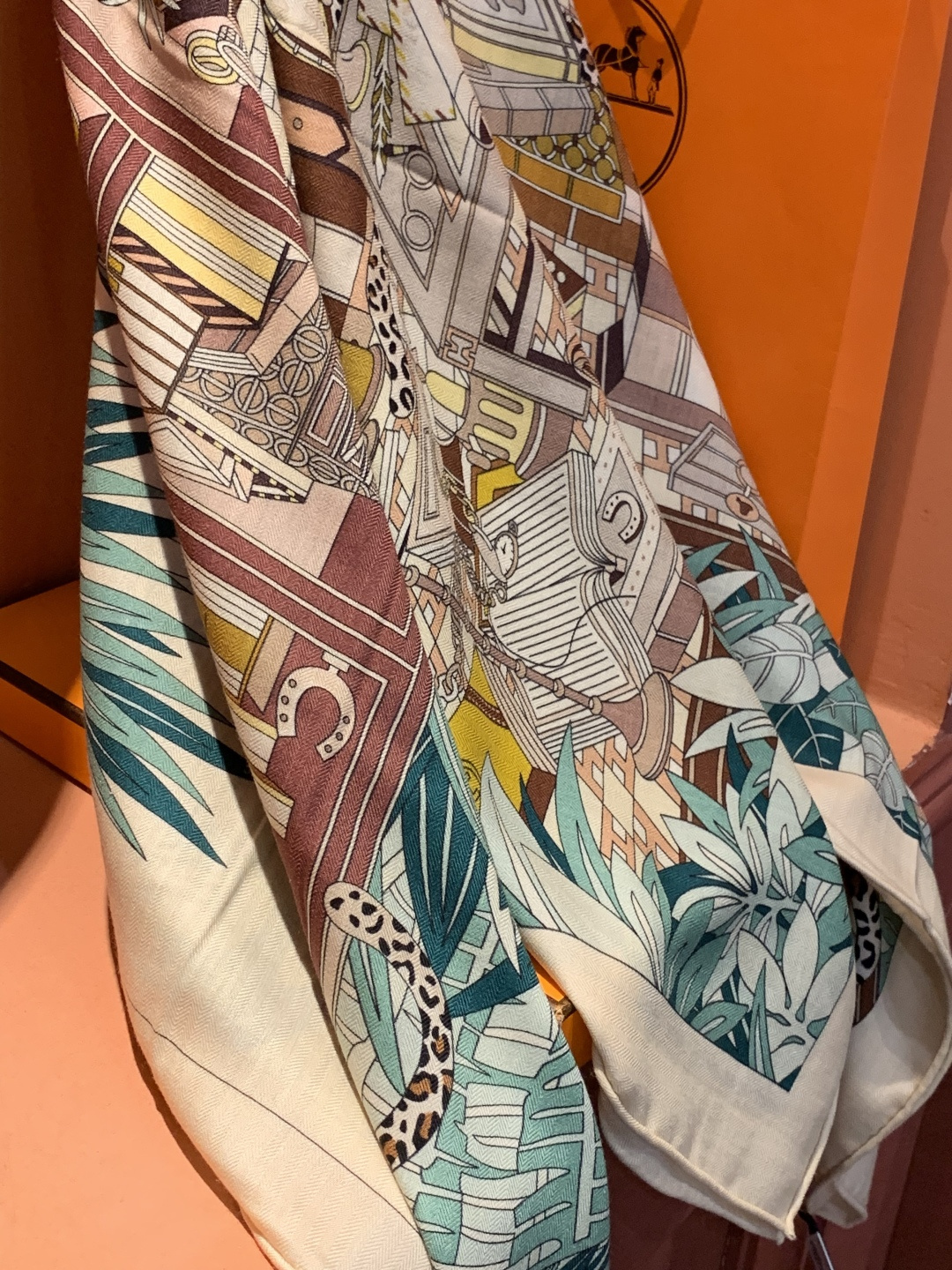 爱马仕新款双面同色 品名：十二花豹 面料：丝羊绒尺寸：140*140十二只花豹享受惬意休憩的时光。它们慵