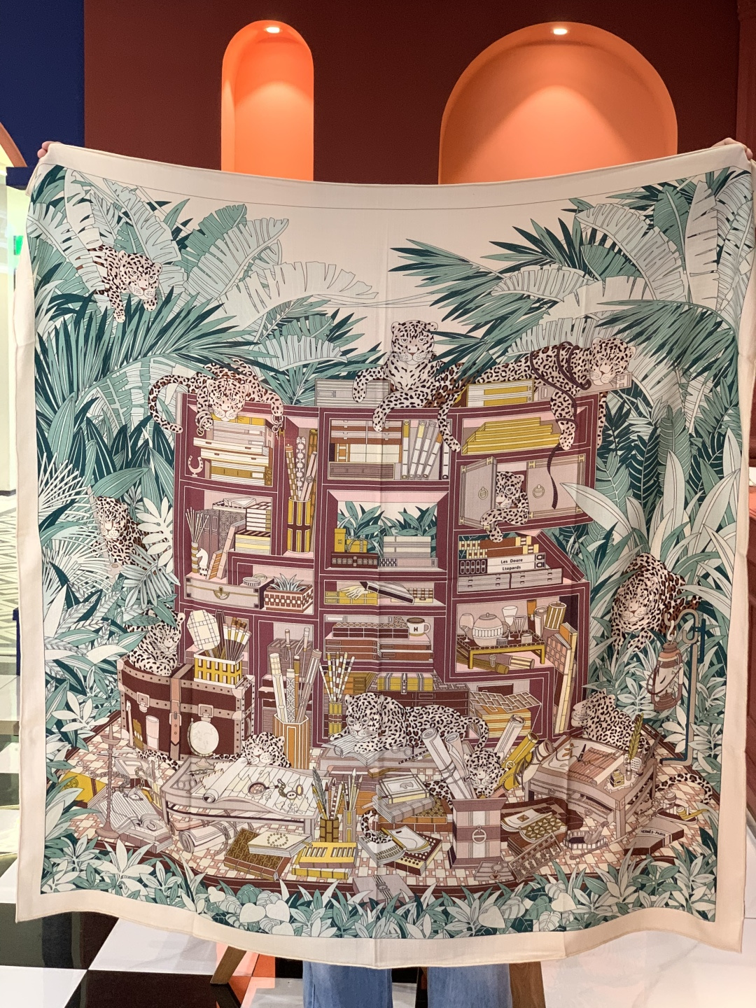 爱马仕新款双面同色 品名：十二花豹 面料：丝羊绒尺寸：140*140十二只花豹享受惬意休憩的时光。它们慵