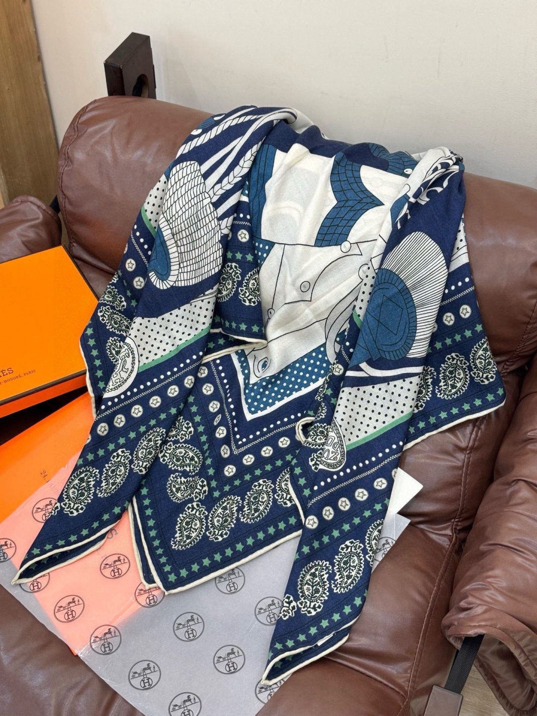 💟羊绒新款🆕👏👏买了都说好看‼️推荐💕爱马仕双面同色羊绒方巾，顶级工艺超值‼️爱马仕专柜爆款🎁💟立体呈现