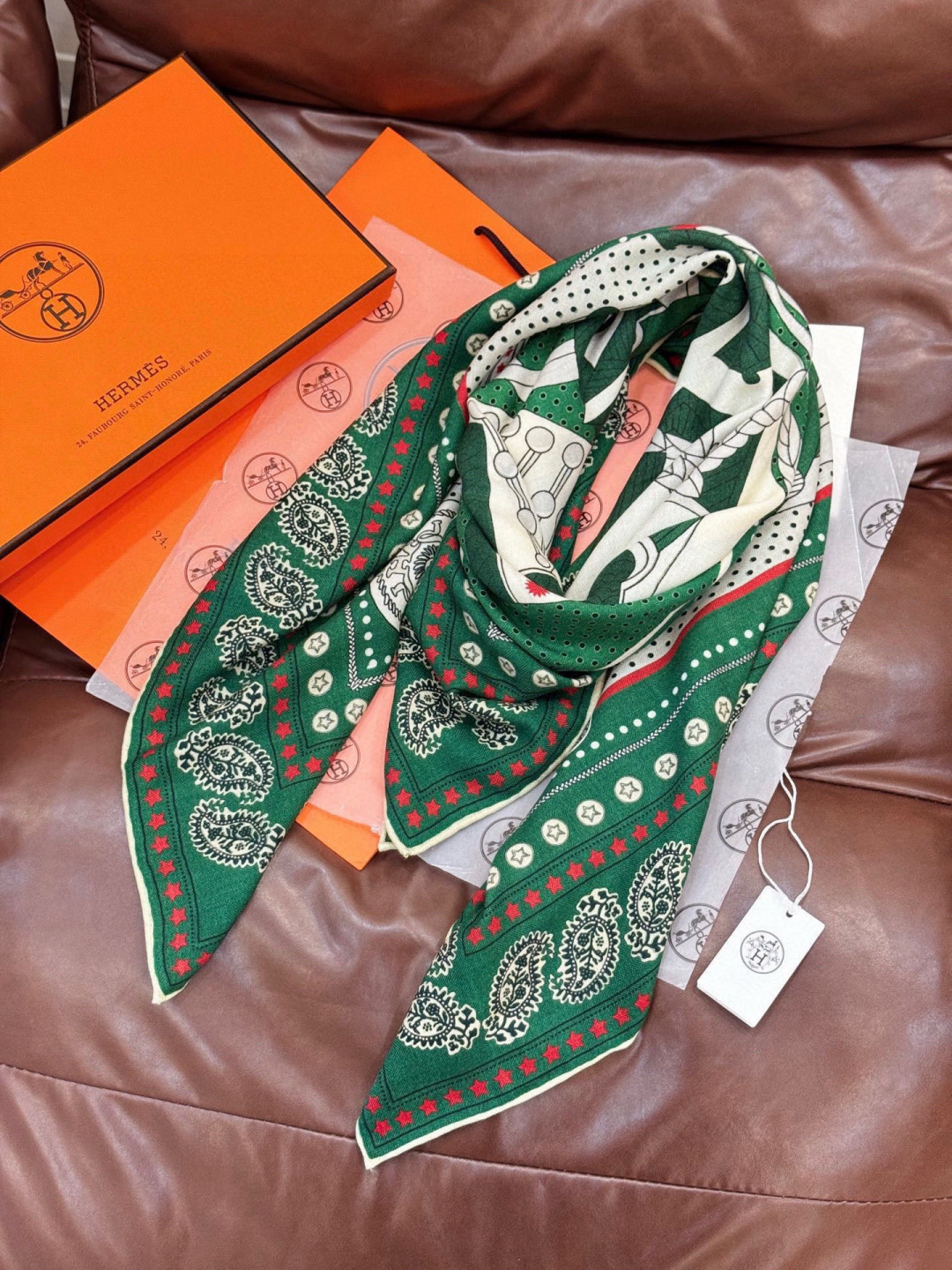 💟羊绒新款🆕👏👏买了都说好看‼️推荐💕爱马仕双面同色羊绒方巾，顶级工艺超值‼️爱马仕专柜爆款🎁💟立体呈现