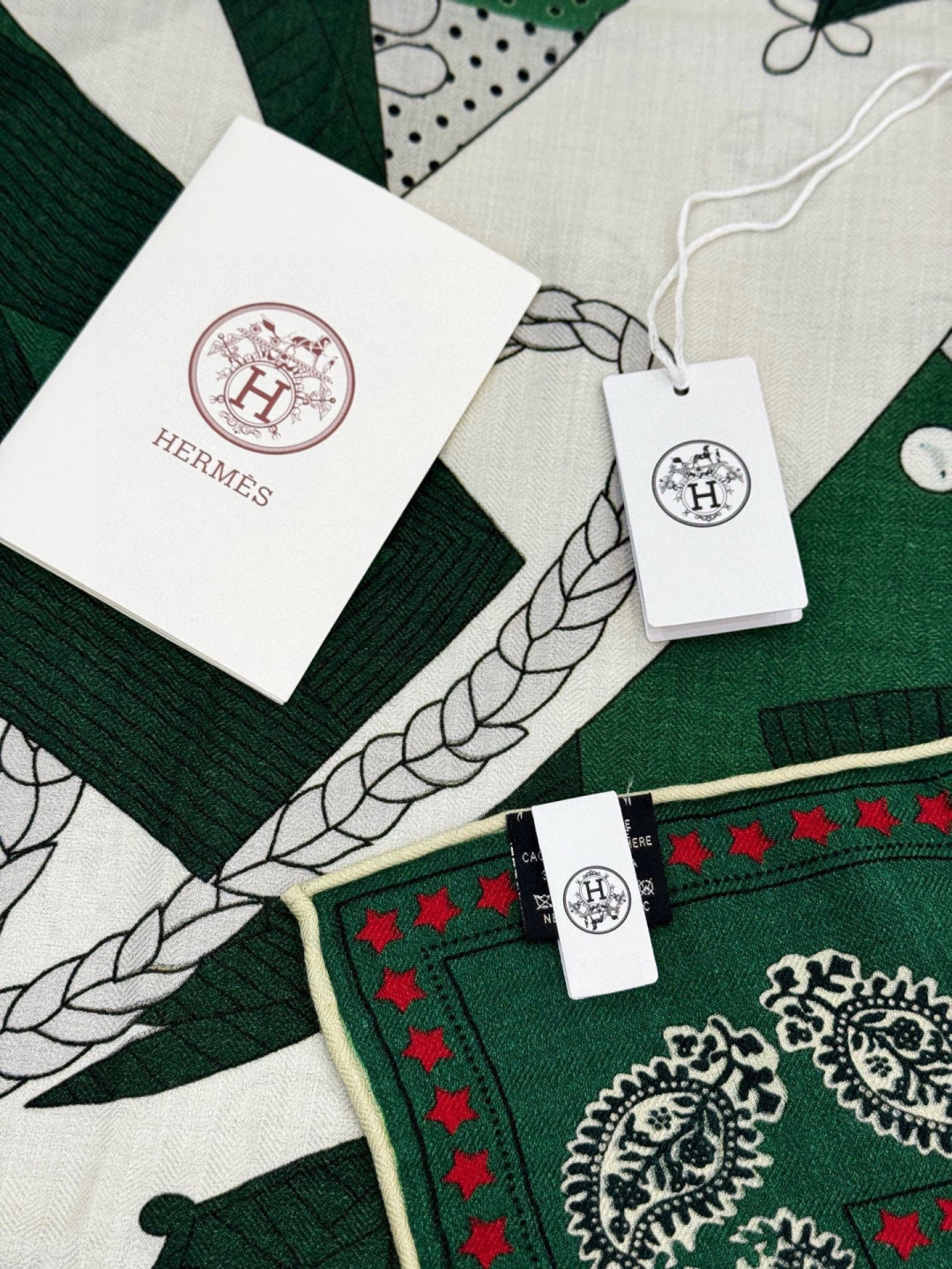 💟羊绒新款🆕👏👏买了都说好看‼️推荐💕爱马仕双面同色羊绒方巾，顶级工艺超值‼️爱马仕专柜爆款🎁💟立体呈现