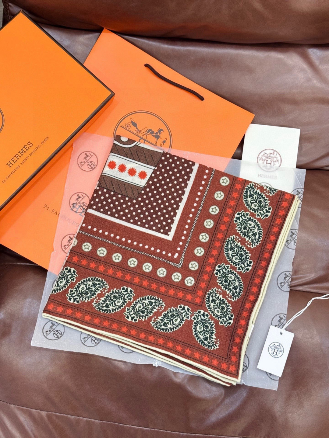 💟羊绒新款🆕👏👏买了都说好看‼️推荐💕爱马仕双面同色羊绒方巾，顶级工艺超值‼️爱马仕专柜爆款🎁💟立体呈现