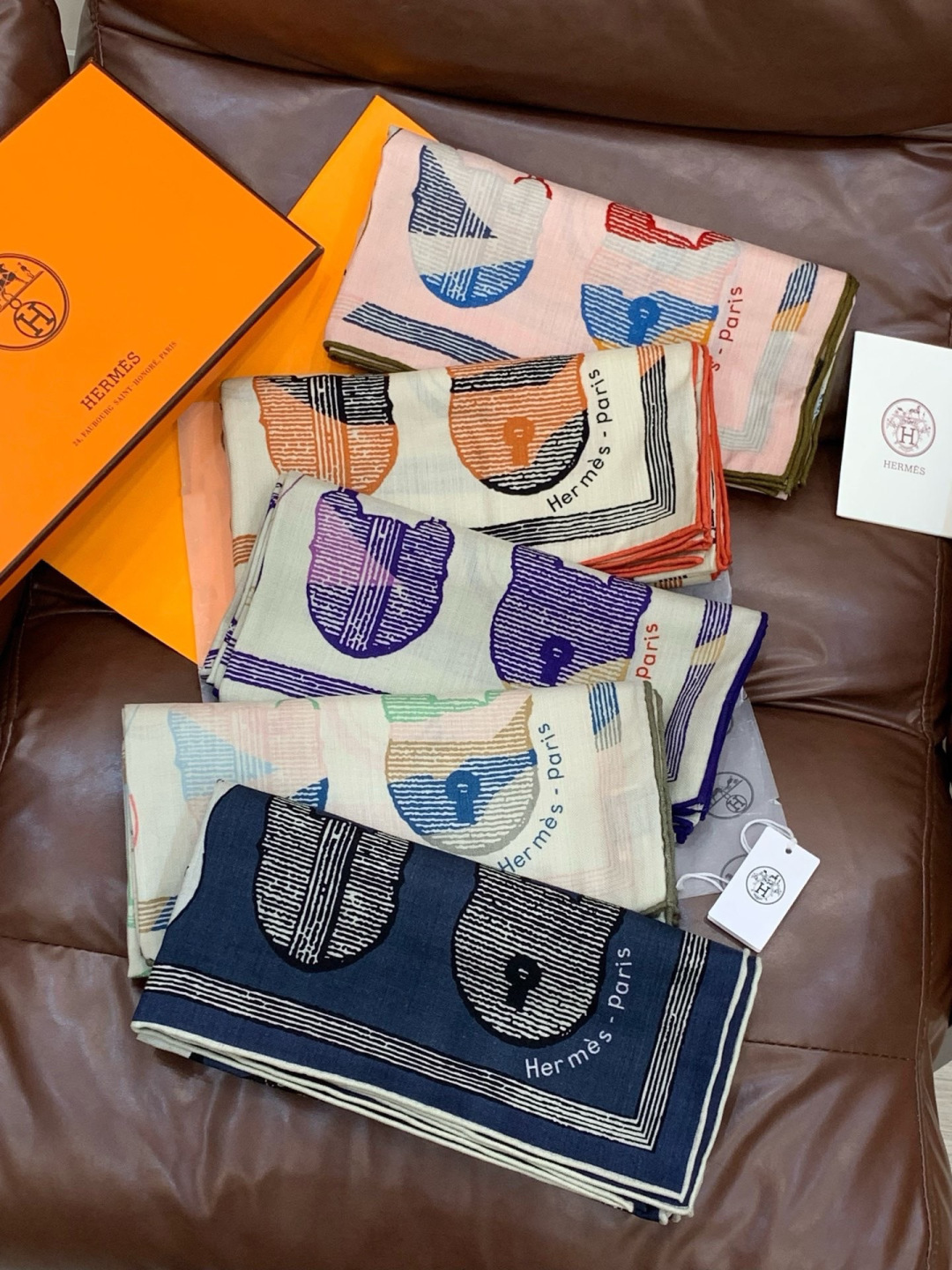 爱马仕(Hermes)【💗】 | “马具故事的诗意回顾”140披肩 【上新❤️】 永远秉承高品质手工卷边