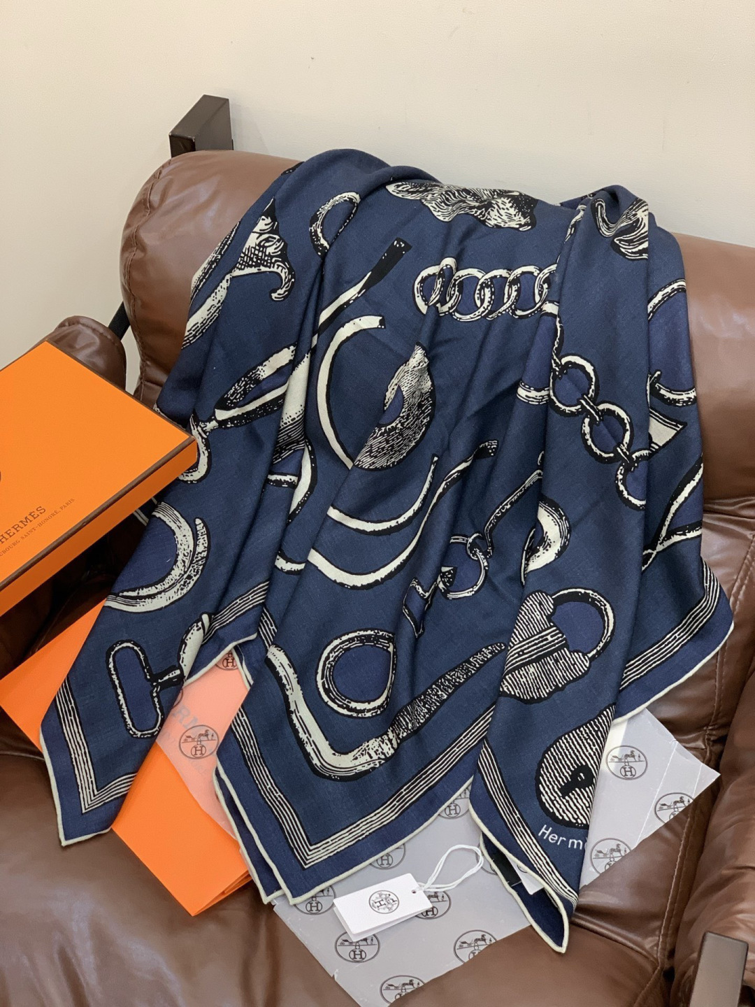 爱马仕(Hermes)【💗】 | “马具故事的诗意回顾”140披肩 【上新❤️】 永远秉承高品质手工卷边