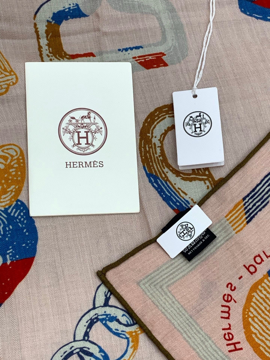爱马仕(Hermes)【💗】 | “马具故事的诗意回顾”140披肩 【上新❤️】 永远秉承高品质手工卷边