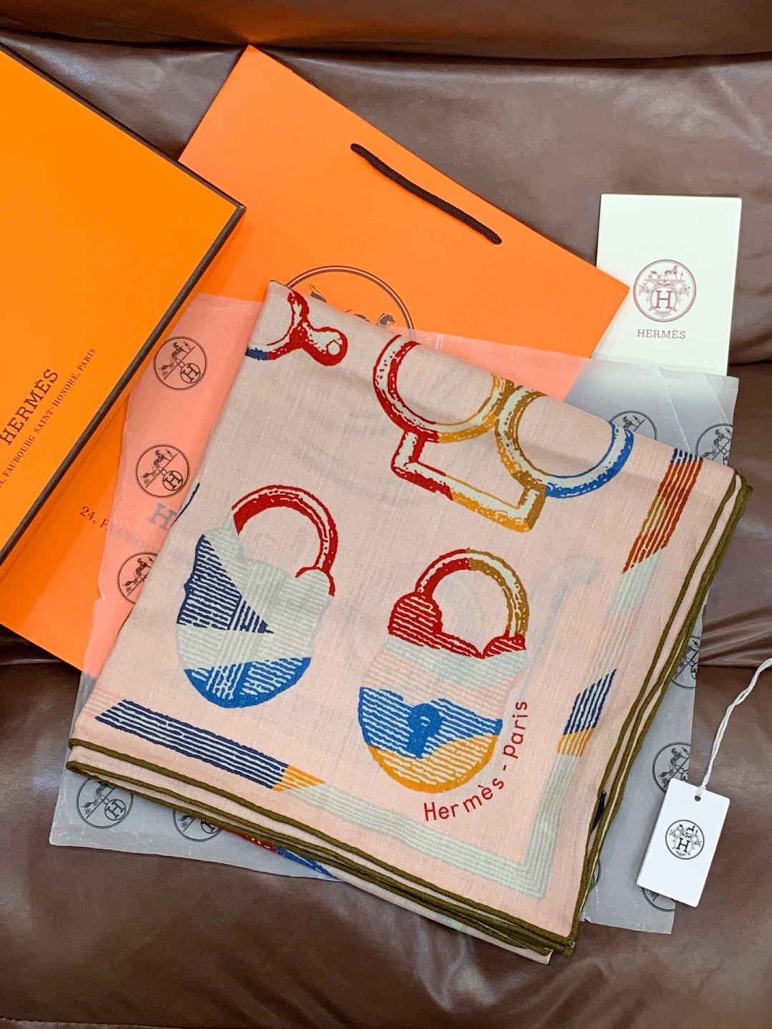 爱马仕(Hermes)【💗】 | “马具故事的诗意回顾”140披肩 【上新❤️】 永远秉承高品质手工卷边