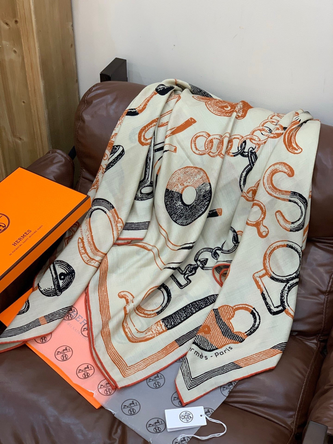 爱马仕(Hermes)【💗】 | “马具故事的诗意回顾”140披肩 【上新❤️】 永远秉承高品质手工卷边