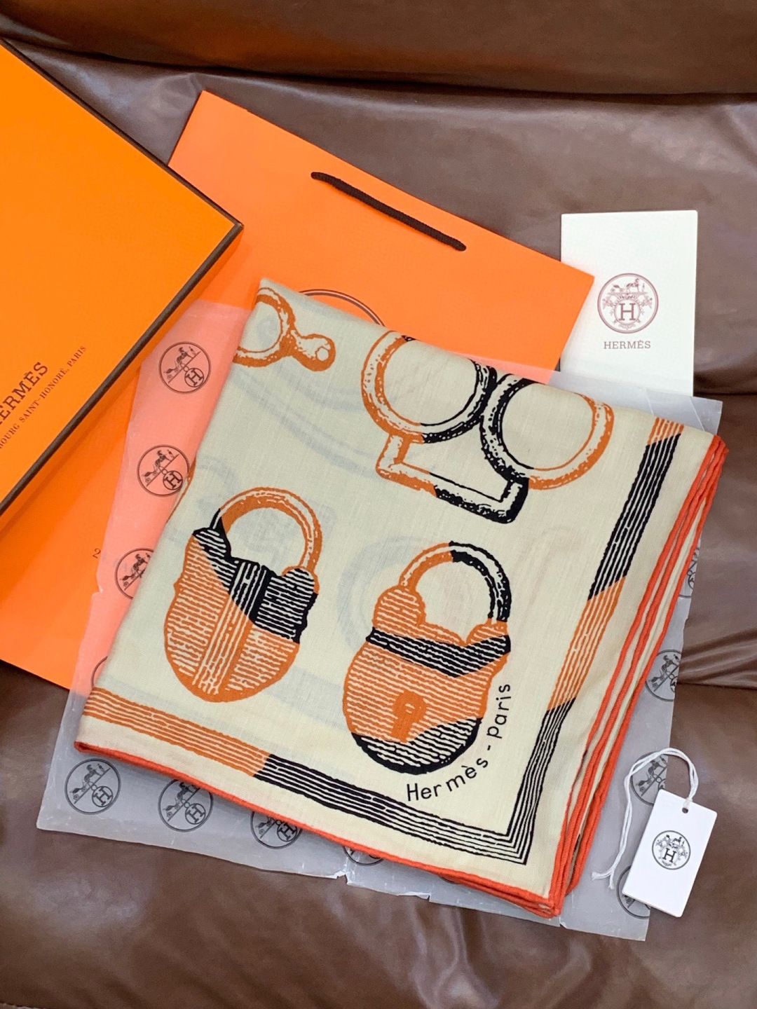 爱马仕(Hermes)【💗】 | “马具故事的诗意回顾”140披肩 【上新❤️】 永远秉承高品质手工卷边