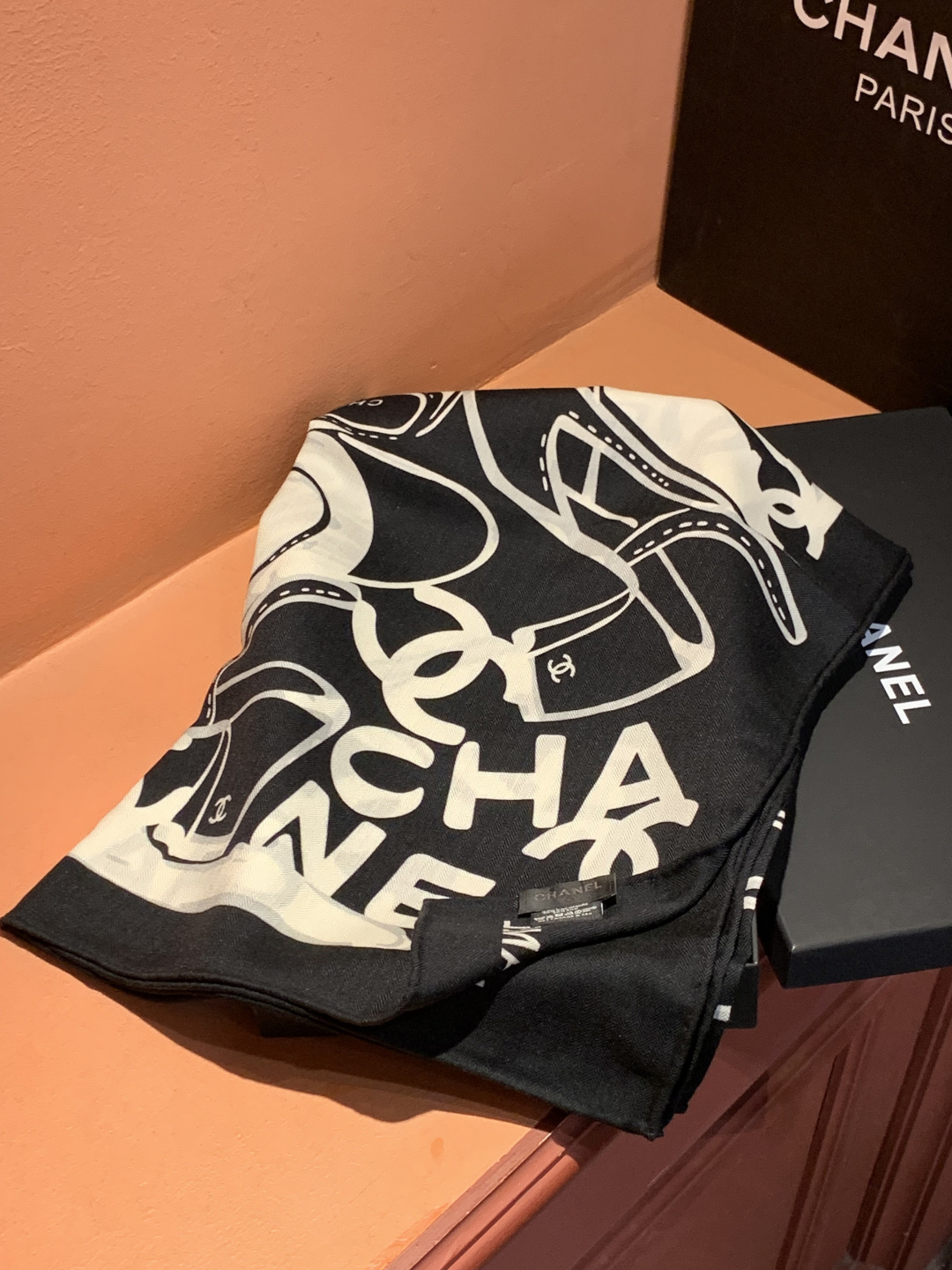 2025秋冬高级成衣系列～Chanel 【140双面同色丝绒披肩】此系列谱写一曲自由轻灵的赞歌本系列作品