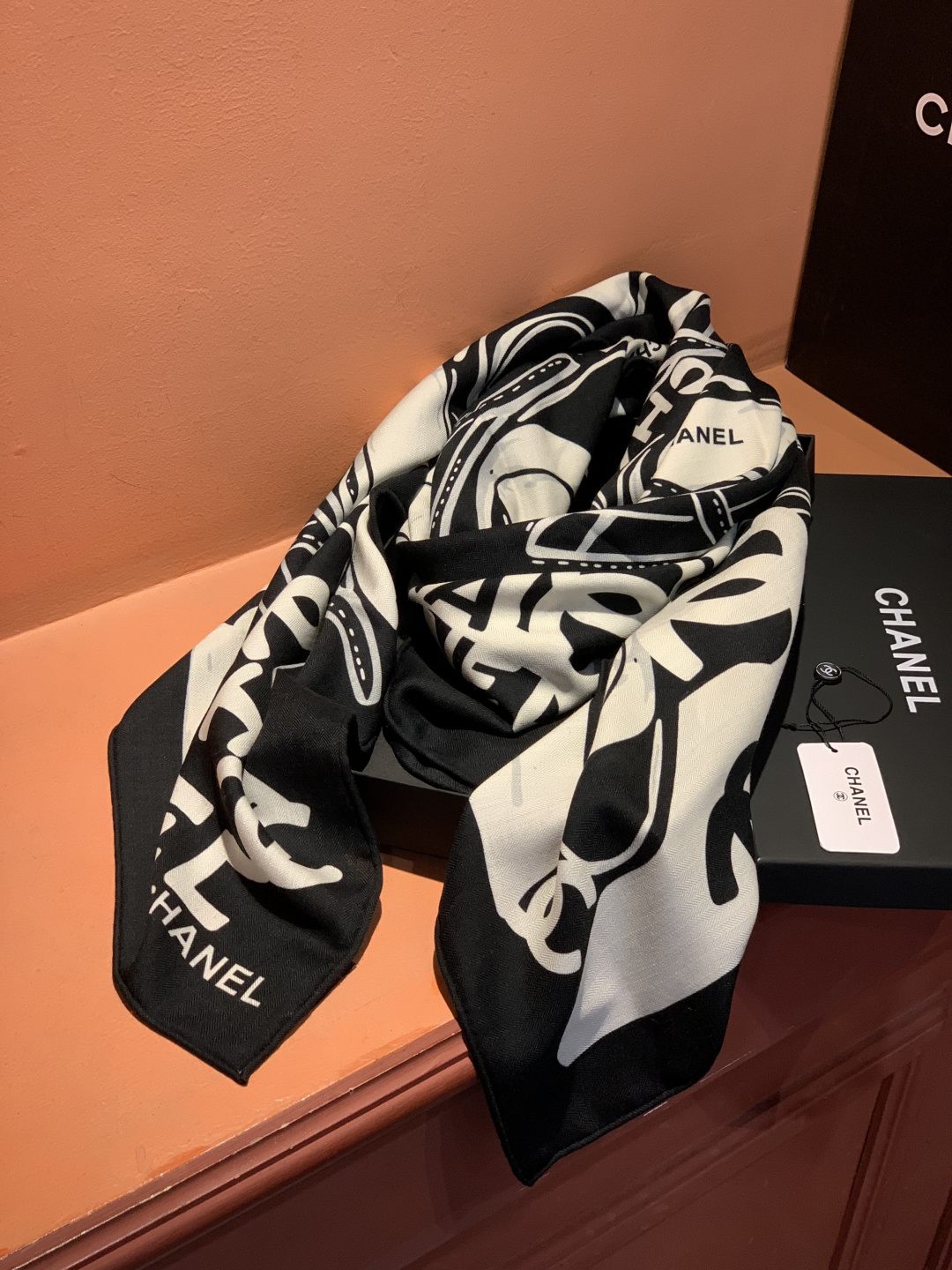 2025秋冬高级成衣系列～Chanel 【140双面同色丝绒披肩】此系列谱写一曲自由轻灵的赞歌本系列作品