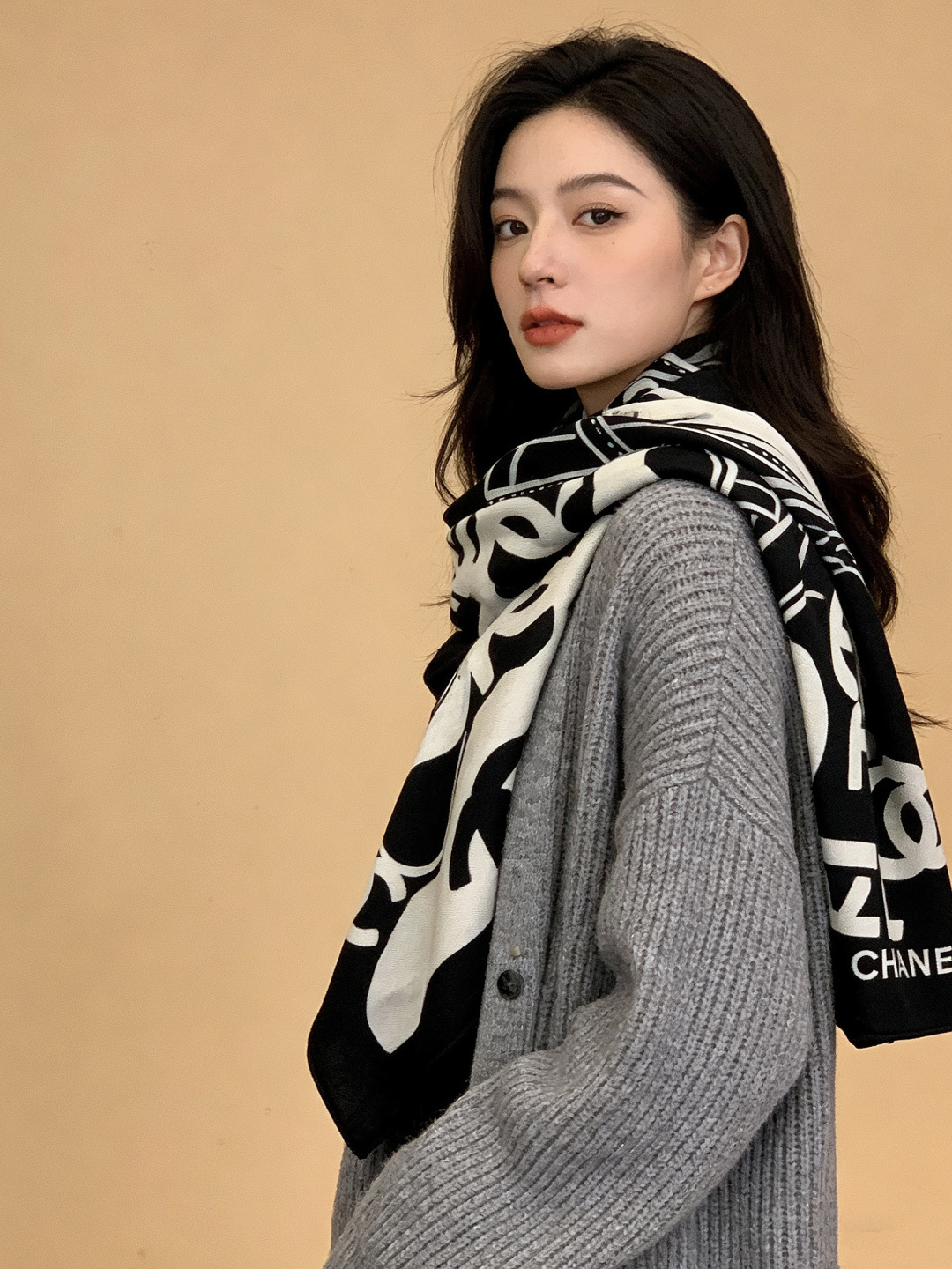 2025秋冬高级成衣系列～Chanel 【140双面同色丝绒披肩】此系列谱写一曲自由轻灵的赞歌本系列作品