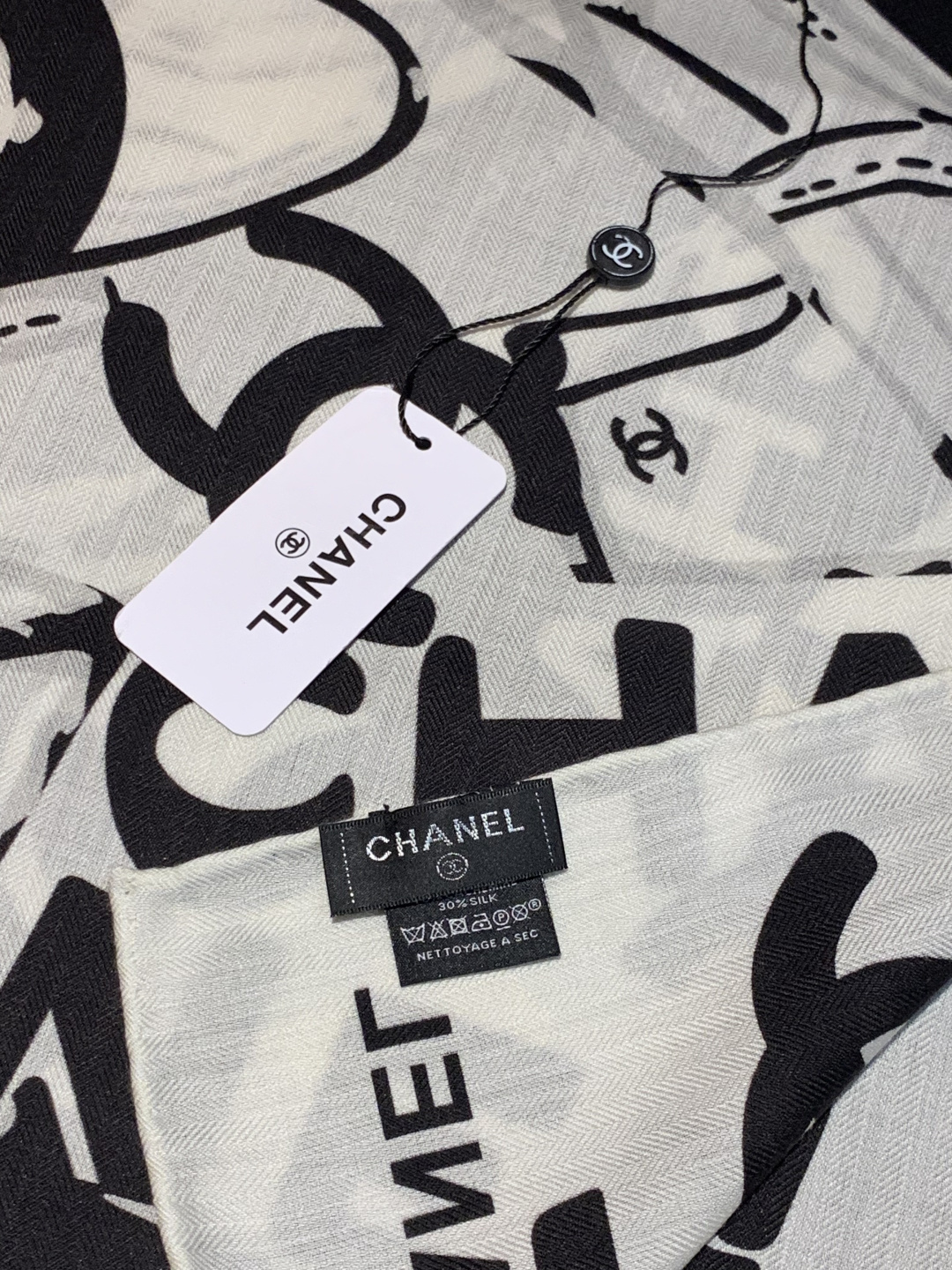 2025秋冬高级成衣系列～Chanel 【140双面同色丝绒披肩】此系列谱写一曲自由轻灵的赞歌本系列作品