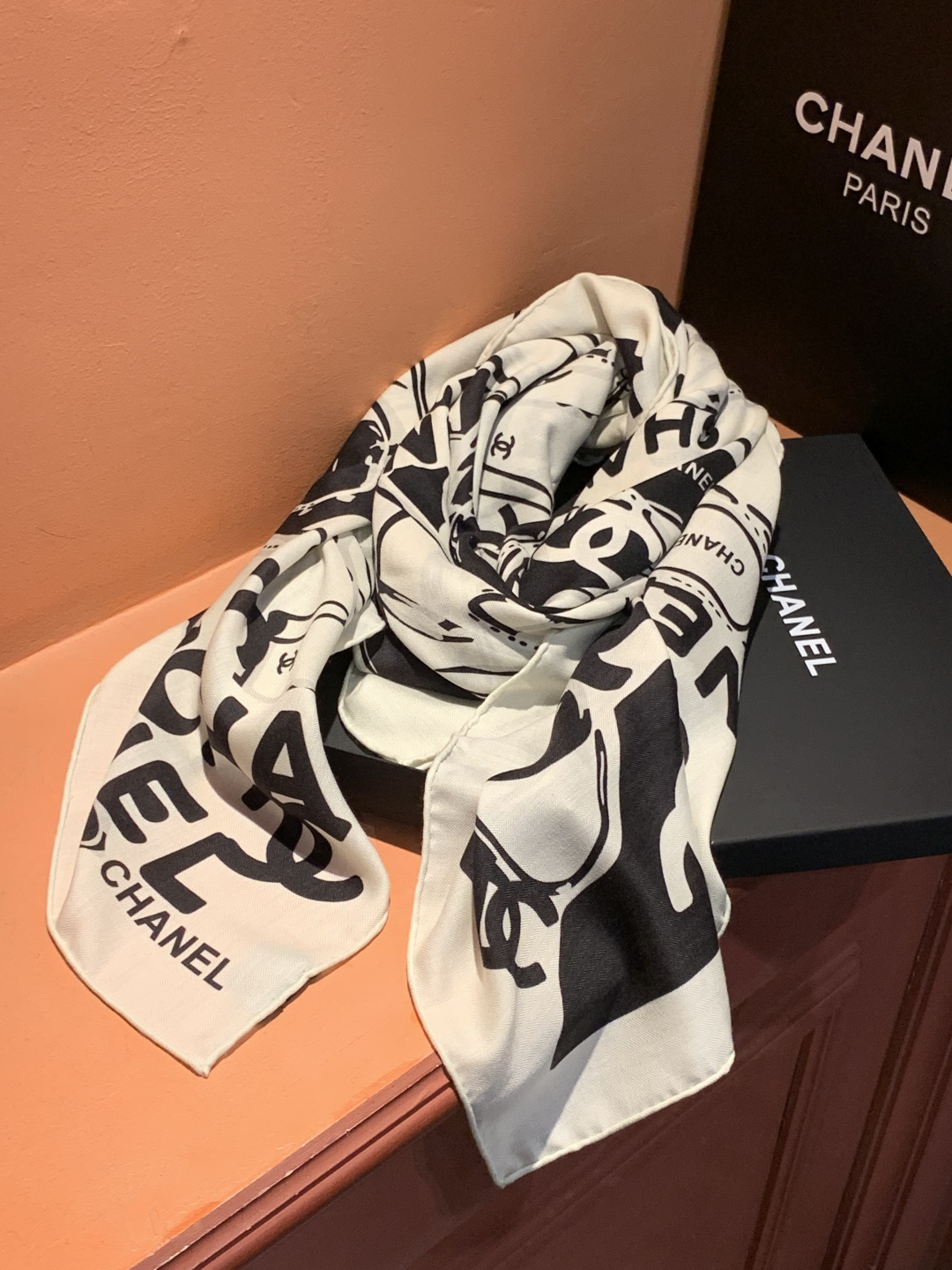 2025秋冬高级成衣系列～Chanel 【140双面同色丝绒披肩】此系列谱写一曲自由轻灵的赞歌本系列作品