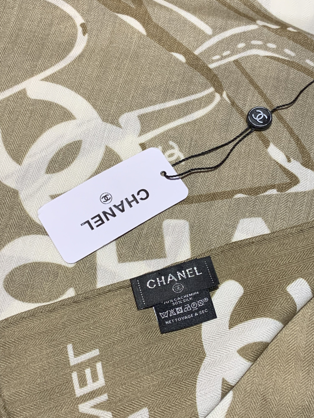 2025秋冬高级成衣系列～Chanel 【140双面同色丝绒披肩】此系列谱写一曲自由轻灵的赞歌本系列作品