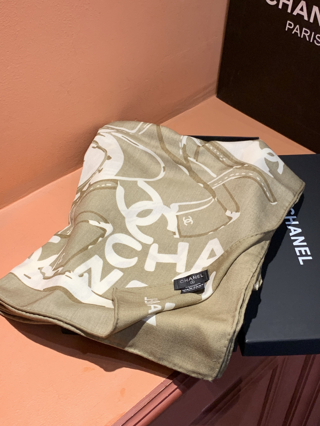 2025秋冬高级成衣系列～Chanel 【140双面同色丝绒披肩】此系列谱写一曲自由轻灵的赞歌本系列作品