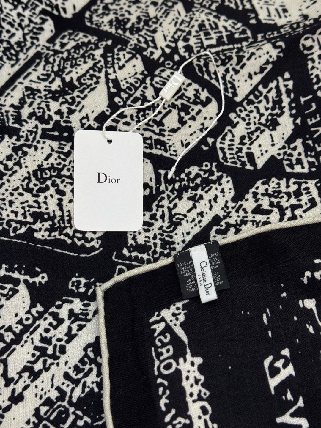 Dior ❤【️巴黎地图】140*140双面同色丝绒方巾🉐️LAN DE 价🉐️ARIS 巴黎地图这款方