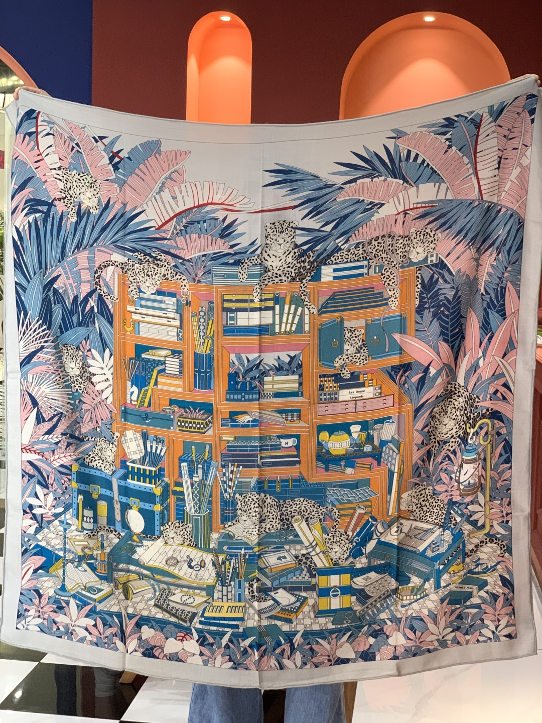 爱马仕新款双面同色 品名：十二花豹 面料：丝羊绒尺寸：140*140十二只花豹享受惬意休憩的时光。它们慵